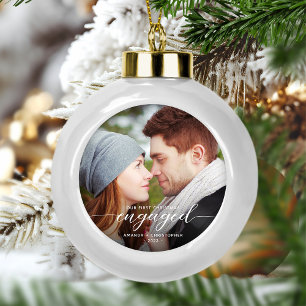 Erstes Weihnachten verlobt Foto Weiß Modern Keramik Kugel-Ornament