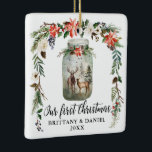 Erstes Weihnachts-Winter-Blumenhändler-FOTO zurück Keramikornament<br><div class="desc">Elegantes Kalligraphie-Script,  Unser erstes Weihnachtswatercolor Winter Floral Deer Ornament umfasst rote Poinsettien,  weiße Rose,  Kiefernzapfen,  Baumwolle und Wintergarten. Wasserfarbener Mason Glas mit Reh und Buck im Pinienwald. Foto zurück.</div>
