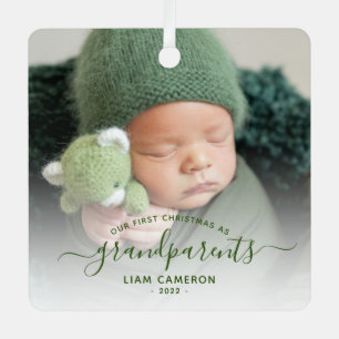 Erstes Weihnachtsfoto der Großeltern in grünem Skr Ornament Aus Metall