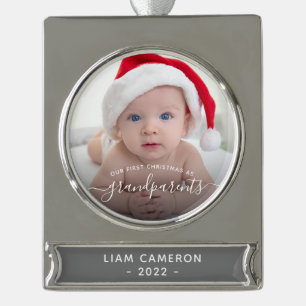 Erstes Weihnachtsfoto der Großeltern in weißer Sch Banner-Ornament Silber