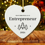 Erstmalige Weihnachtsfeier für Unternehmer Keramik Ornament<br><div class="desc">Erste Weihnachten als Unternehmer Herz-Ornament. Elegante Porzellan Keramik Urlaubsornamente in Weiß mit schwarzer Schrift. Mit Weihnachtsbäumen und Sternen.</div>