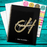 Erstmonatige Black Gold Monogram Planer<br><div class="desc">Dieser spiralgebundene Planer verfügt über eine Monogramm-Initiale in Gold und Ihren Vornamen in Weiß auf schwarzem Hintergrund. Wählen Sie SOFT oder HARD COVER und die Farbe Ihrer Spiralspine. Enthält monatlichen und wöchentlichen Planungsraum,  60 Seiten und 12 Monate. Vergnügen Sie sich oder schaffen Sie es als Geschenk.</div>