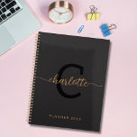 Erstname der Black Gold Monogram, Minimalistisch 2 Planer<br><div class="desc">Der Minimalistische 2024 Planner der Black Gold Monogram - eine harmonische Mischung aus moderner Eleganz und funktionalem Design. Dieser Planer ist für anspruchsvolle Gäste konzipiert und verfügt über ein elegantes schwarzes Cover, das mit einem sorgfältig handgeschriebenen Monogramm geschmückt ist und mit Ihren Initialen personalisiert ist. Das Zusammenspiel von schwarzen und...</div>