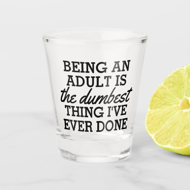 Erwachsene zu sein ist das Dümmste, was ich getan  Schnapsglas (Vorderseite)