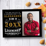 Erwachsenes Foto Geburtstag Einladung<br><div class="desc">Für alle,  die ihren Geburtstag feiern,  haben wir die ideale Geburtstagsfeier mit Vintagem Ambiente. Der schwarze Hintergrund mit Vintagem Typografie-Design in Weiß und Gold ist schlicht und elegant mit Retro-Ambiente. Passen Sie den Text dieses Geburtstagsgeschenks mit der Vorlage einfach an. Finden Sie weitere Feierlichkeiten,  Vorräte und Geschenke für Party</div>