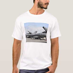 Erwarten kämpfende Falcons F-16, um zu starten T-Shirt