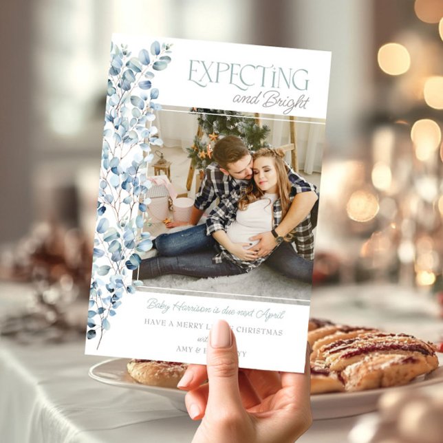 Erwartete und helle Foto Schwangerschaft Feiertagskarte (Expecting and Bright Christmas Card Pregnancy Announcement by Darling & May)