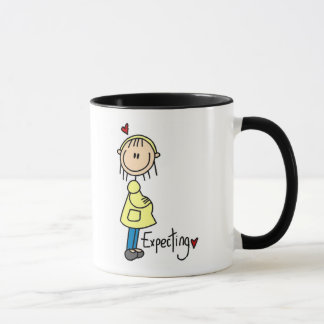 Erwartung der Baby-T-Shirts und der Geschenke Tasse