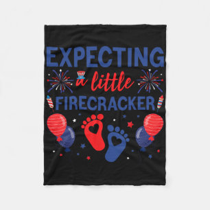 Erwartung eines kleinen Firecracker 4. Juli Pregna Fleecedecke