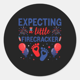 Erwartung eines kleinen Firecracker 4. Juli Pregna Runder Aufkleber
