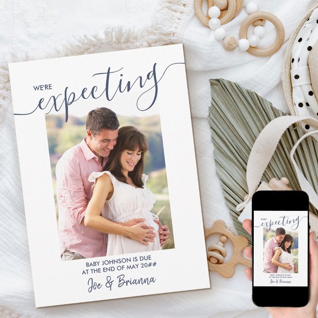 Erwartung von Foto Elegant Script Navy Pink Pregna Ankündigung (Von Creator hochgeladen)