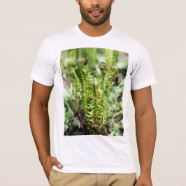 Erwecken des jungen Farns im Garten T-Shirt