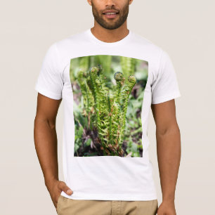 Erwecken des jungen Farns im Garten T-Shirt