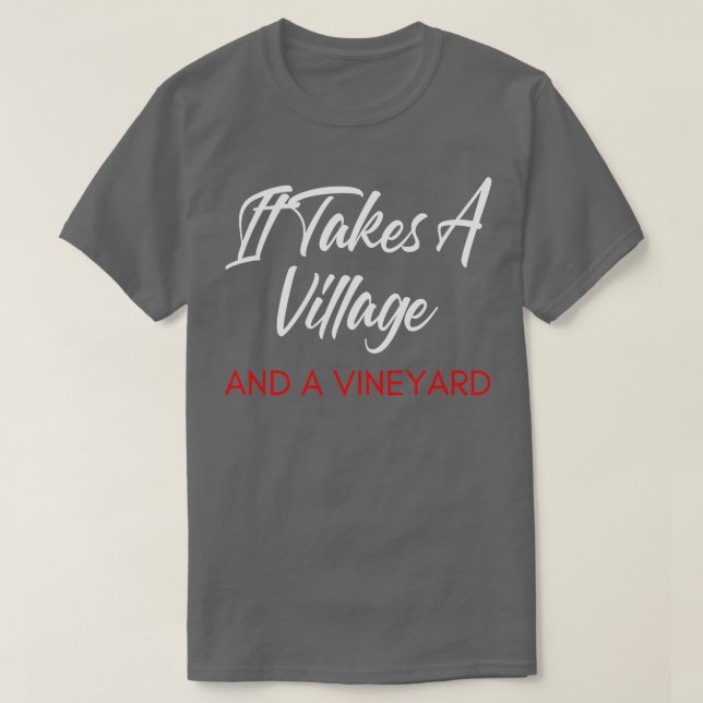Es braucht ein Dorf und einen Weinberg Funny Wine  T-Shirt (Design vorne)