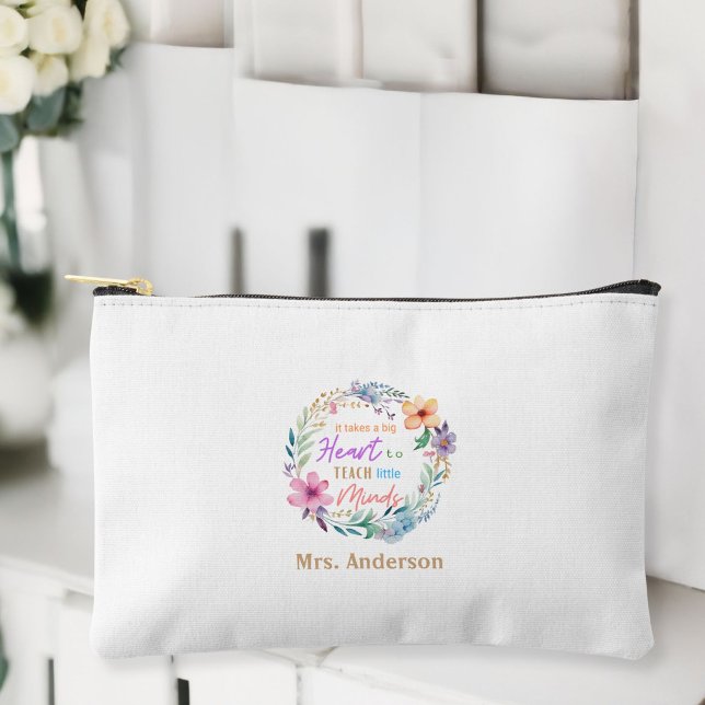 "Es braucht ein großes Herz" Blues, Geschenk für L Zubehörtasche ("It Takes a Big Heart" Floral, Name, Gift for Teachers Accessory Pouch.)