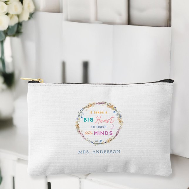 "Es braucht ein großes Herz" Blues, Geschenk für L Zubehörtasche ("It Takes a Big Heart" Floral, Name, Gift for Teachers Accessory Pouch.)