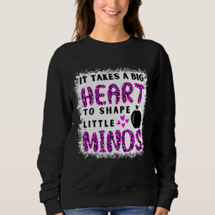 Es braucht ein großes Herz, um kleine Minds Lehrer Sweatshirt