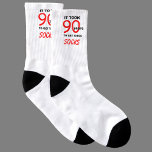 Es dauerte 90 Jahre, um diese Socken-90. Socken<br><div class="desc">Diese 90. Geburtstagssocken des Spaßes kennzeichnen die Wörter, ", das es 90 Jahre dauerte, um diese Socken" auf allen Seiten der Socken auf die Oberseite zu erhalten. Die Socken haben einen weißen Hintergrund mit dem ganzem Schreibensschwarzen außer den 90 und den Wortsocken, die im Rot sind. Diese Socken sind ein...</div>