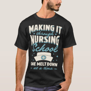 Es durch die Krankenschule zu schaffen, eine Melze T-Shirt