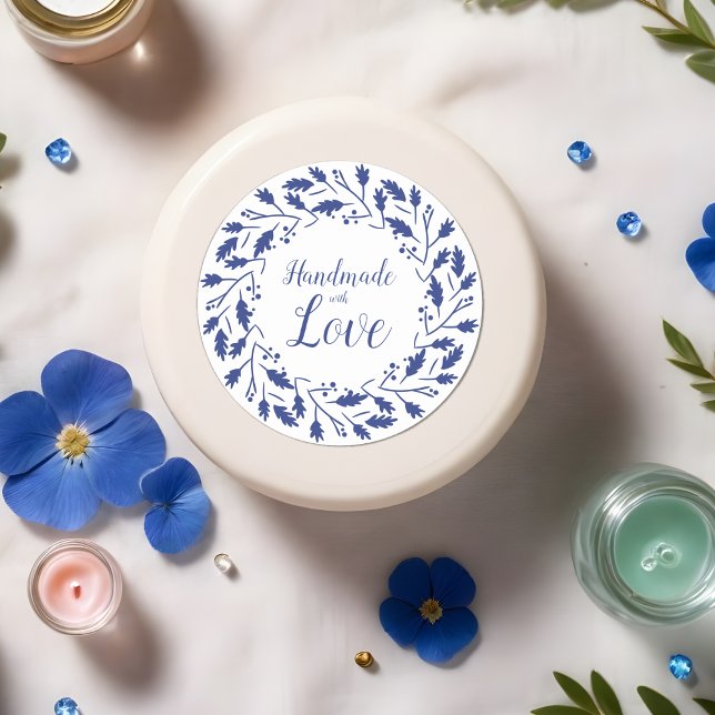 Es etikettiert Blau für Artikel Artesanos Handmade Runder Aufkleber (Blue Leaves & Branches Wreath Handmade with Love Quote Design for Crafters Round Stickers.)