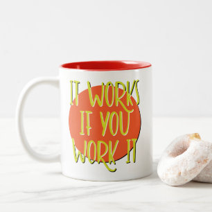 Es funktioniert, wenn Sie Erholung-Slogan-Tasse ar Zweifarbige Tasse