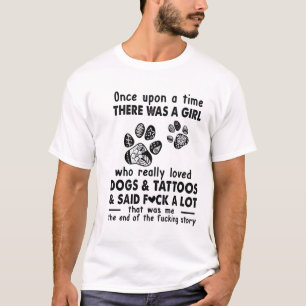 Es gab ein Mädchen, das Hunde und Tattoos liebte T-Shirt