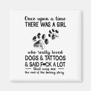 Es gab ein Mädchen, das Hunde und Tattoos wirklich Magnet