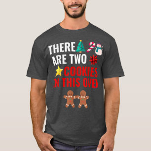 Es gibt 2 Cookies in diesem Oven Pregnancy Christm T-Shirt