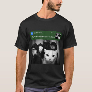 Es gibt Bewegung an der Vordertür lustige Katzenbe T-Shirt
