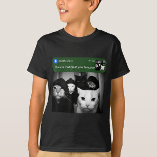 Es gibt Bewegung an der Vordertür lustige Katzenbe T-Shirt
