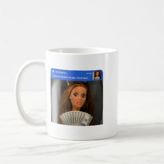 Es gibt Bewegung an der Vordertür Puppen-Meme-Gesc Kaffeetasse