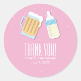 Es gibt eine Baby Brewing Beer Tasse Pink Dusche G Runder Aufkleber