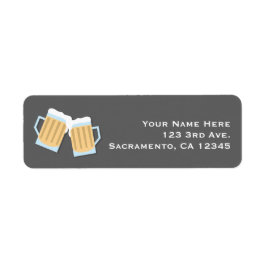 Es gibt eine Babybierbrauen-Tasse, graue Dusche