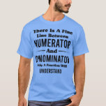 Es gibt eine feine Linie zwischen numerator und de T-Shirt<br><div class="desc">There Is A Fine Line Between Numerator And Denominator Only A Fraktion Will Understand TShi 2 .Check out our Math t shirts selection for the very best in unique or custom,  handmade pits from our clothing shops.</div>
