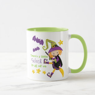 Es gibt eine kleine Hexe Halloween Tasse