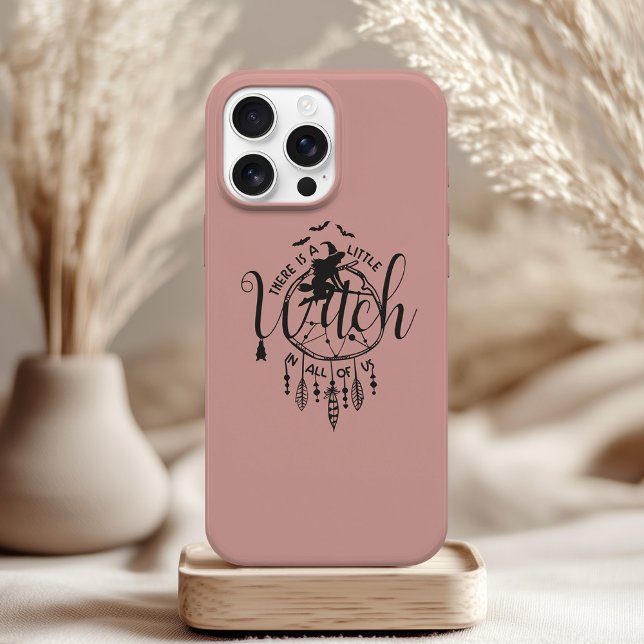 Es gibt eine kleine Hexe in uns allen - Boho Hexe Case-Mate iPhone Hülle (There’s a Little Witch in All of Us – Boho Witch Case-Mate iPhone Case on a table with boho decor)