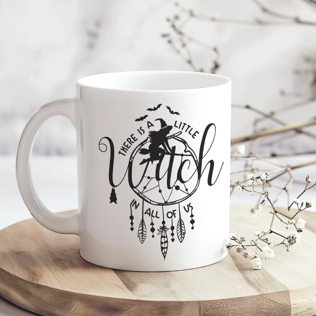 Es gibt eine kleine Hexe in uns allen - Hexe Boho Jumbo-Tasse (There’s a Little Witch in All of Us – Witchy Boho Giant Coffee Mug on a boho wooden kitchen table.)