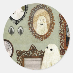 Es gibt einen Geist in der Portraitgalerie Runder Aufkleber