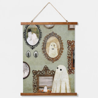 Es gibt einen Geist in der Portraitgalerie Wandteppich Mit Holzrahmen