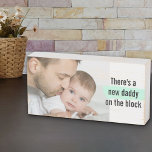 Es gibt einen neuen Papa auf dem Foto BlockCustom  Holzkisten Schild<br><div class="desc">Dieser personalisierte Holzblock macht ein Foto für einen neuen Papa lustig. Der Wortlaut lautet "Es gibt einen neuen Papa auf dem Block" und "neuer Papa" wird mit einer Aquamalze, Aquarellpinsel, hervorgehoben. Die Fotovorlage ist für Sie bereit, ein beliebtes Baby-Foto hinzuzufügen - ein Landschaft-Foto ist das einfachste zu bedienen. Liebes Stück...</div>