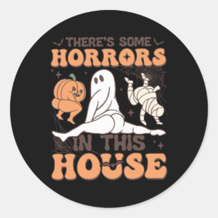 Es gibt einige Horror in diesem Haus Halloween-Ges Runder Aufkleber