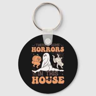 Es gibt einige Horror in diesem Haus Halloween-Ges Schlüsselanhänger
