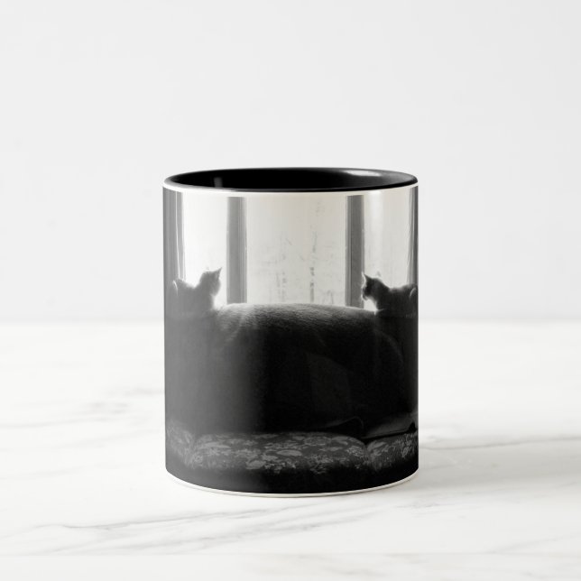 Es gibt etwas, das dort draussen besser ist zweifarbige tasse (Mittel)