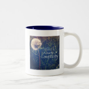 Es gibt Schönheit in der Einfachheit Zweifarbige Tasse