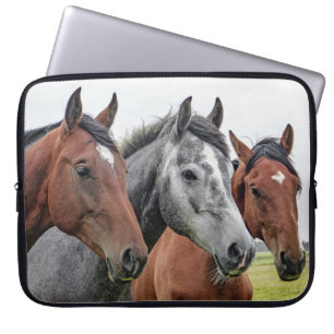 es gründet mit Pferden schmückt Laptopschutzhülle