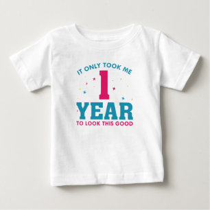 Es hat nur 1 Jahr gedauert, um so gut auszusehen Baby T-shirt