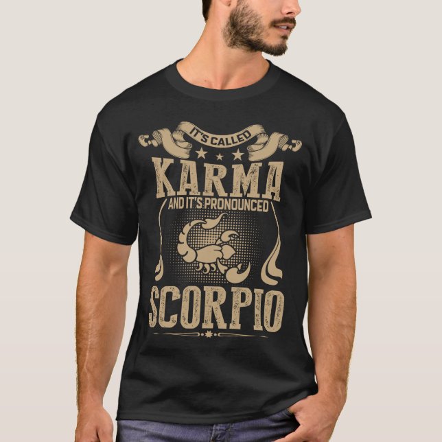 Es heißt Karma und Pronounced SCORPIO T-Shirt (Vorderseite)