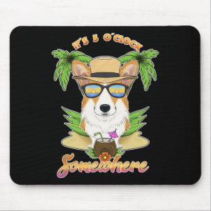 Es ist 5 Uhr irgendwo trinkender Welsh Corgi Mousepad