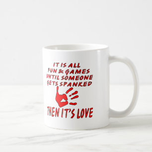 Es ist aller Spaß und Spiele, bis jemand Tasse