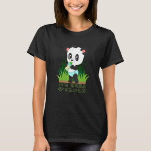 Es ist Baba O'clock Baby Panda Bär in Windeln mit  T-Shirt